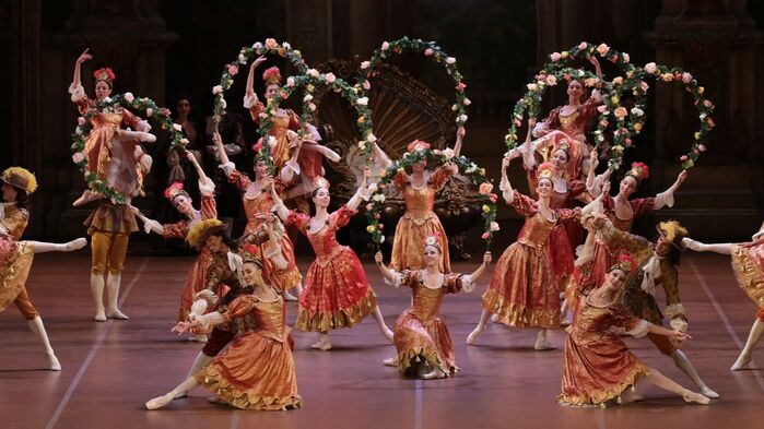 På nyårsafton ser vi baletten The Sleeping Beauty/Törnrosa på La Scala. Musik av Tjajkovski och koreografi av Rudolf Nurejev.