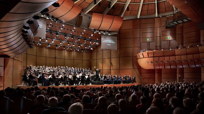 På nyårsdagen njuter vi av den traditionella nyårskonserten på Auditorium Fondazione Cariplo - La Verdi. Orchestra Sinfonica di Milano framför Beethovens mästerverk den 9:e symfonien som avslutas med att kören sjunger Friedrich Schillers dikt An di Freude/Ode of Joy.