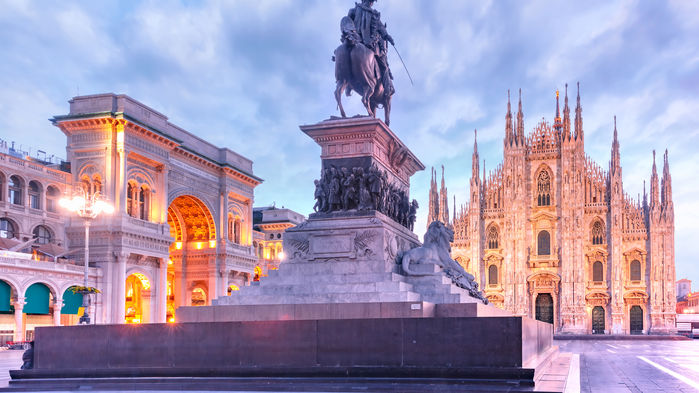 Den jättelika gotiska katedralen Il Duomo di Milano är stadens största sevärdhet och har plats för 40 000 besökare. Fasaden är täckt av rosa-vit marmor och har otaliga tinnar och torn.